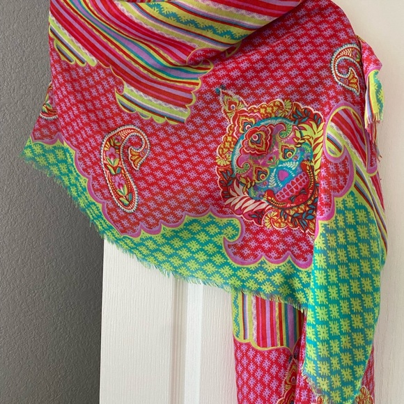 Vera Bradley Paisley in Paradise Skull Scarf - Picture 2 of 4